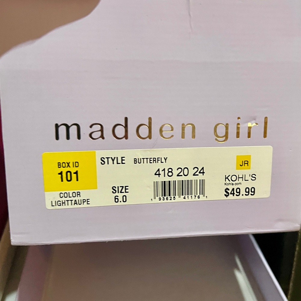 “NIB” Madden Girl Women's Butterfly Fluffy Footbed Sandals - Picture 10 of 11